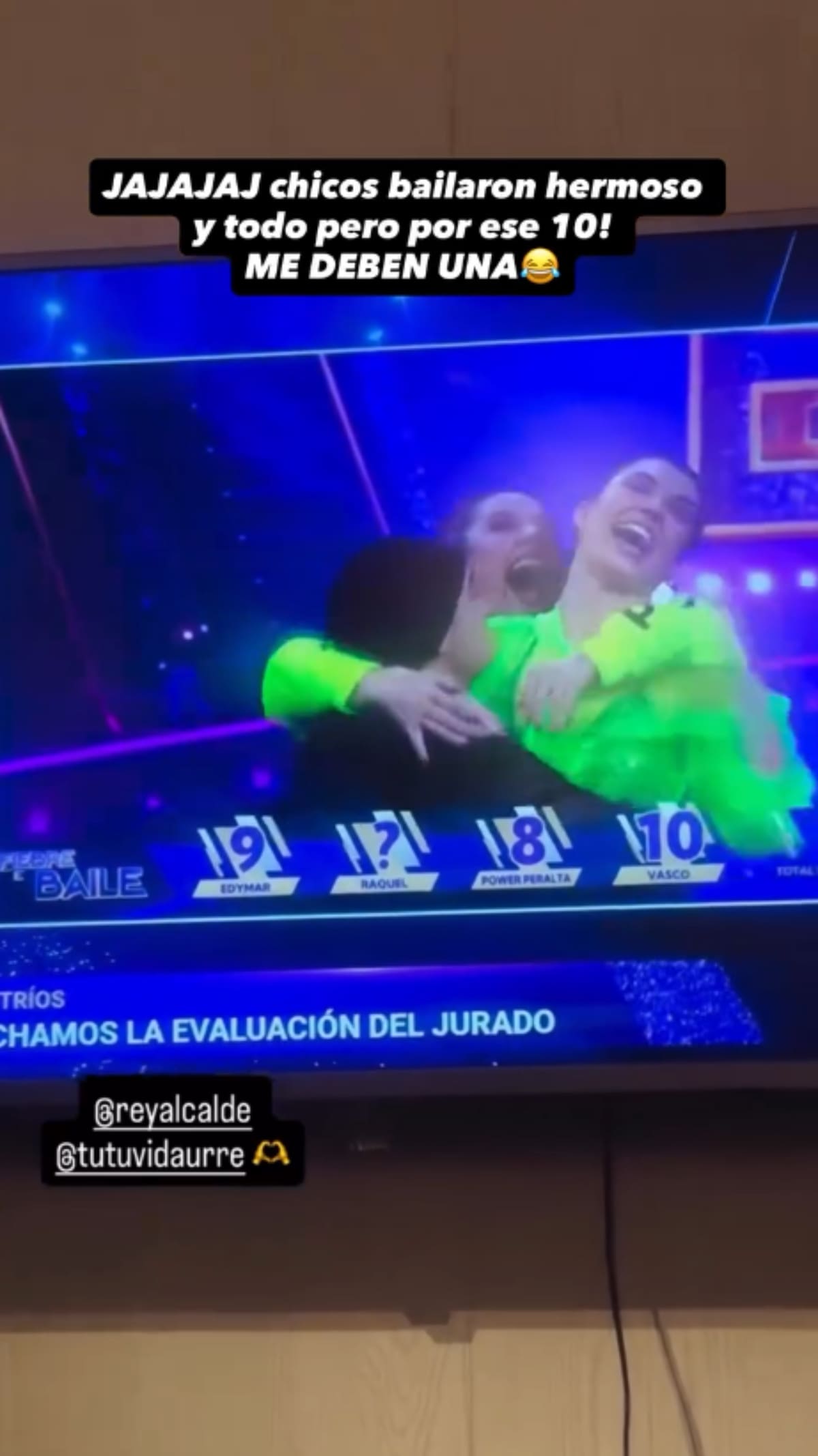 Carla Zone viendo el programa de CHV. Foto: Reproducción IG.