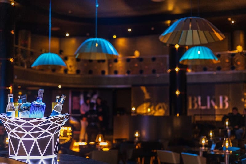 El exclusivo bar de alta coctelería tendrá una celebración especial para recibir el año con la mejor música. Créditos: Black Bar en Instagram.