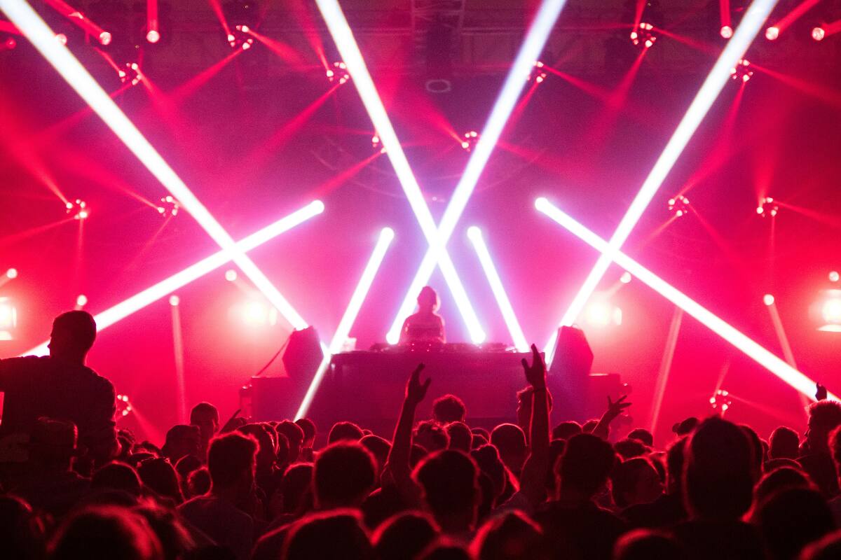 La celebración promete hacer bailar a más de 5.000 personas hasta el amanecer, en un horario extendido hasta las 9:00 del día siguiente. Imagen referencial. Créditos: Unsplash.