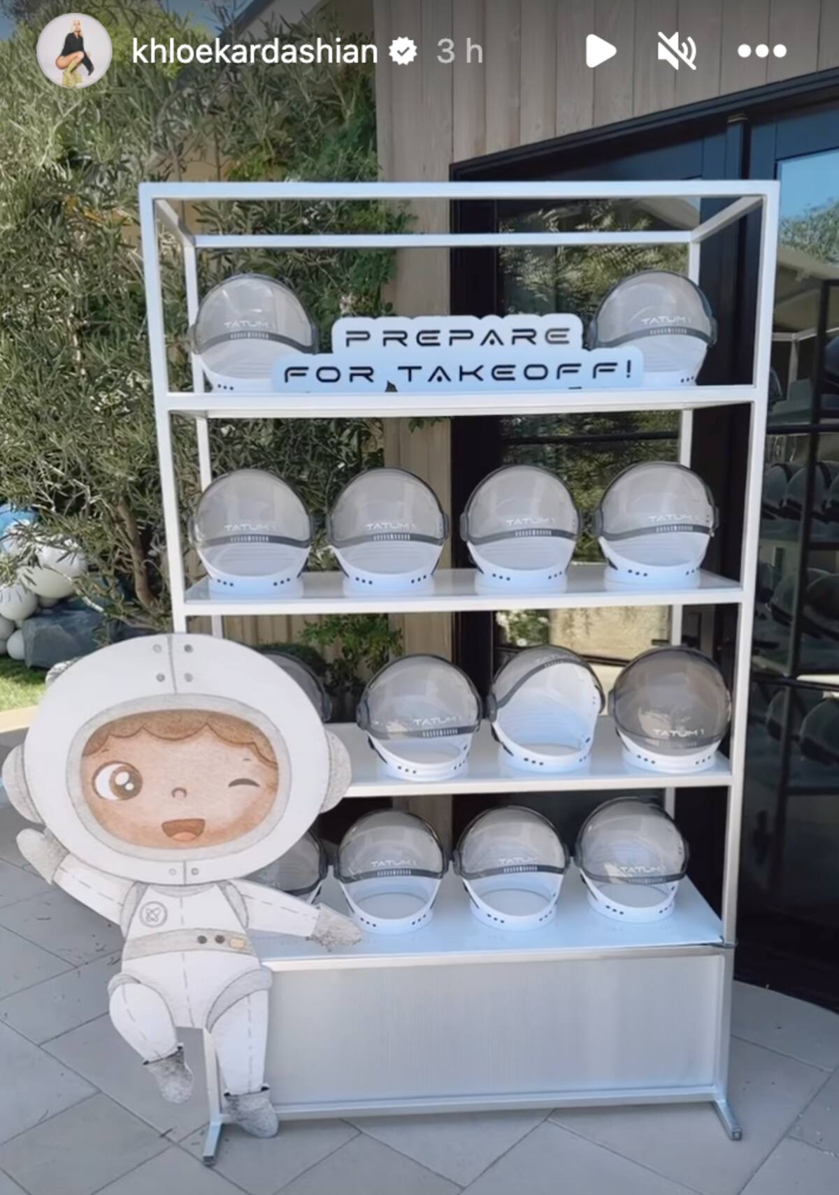 Cascos de astronauta para invitados