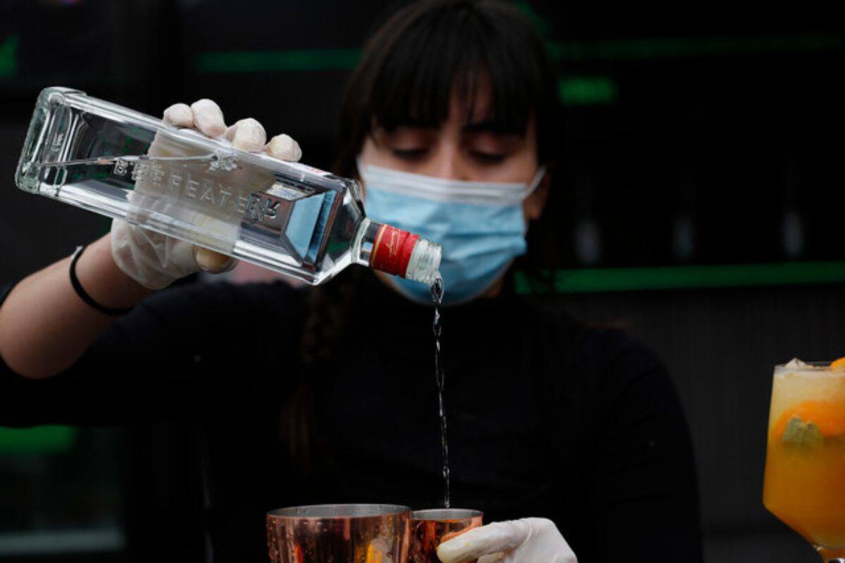Rodrigo Valenzuela, Director del Departamento de Nutrición de la Facultad de Medicina de la U. de Chile recomendó no beber alcohol.
Créditos: Aton.