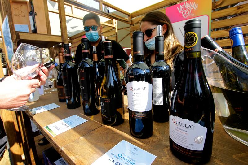 Chile es uno de los mayores exportadores de vino en el mundo y su consumo se realiza todo el año y durante las fiestas nacionales. Créditos: ATON.