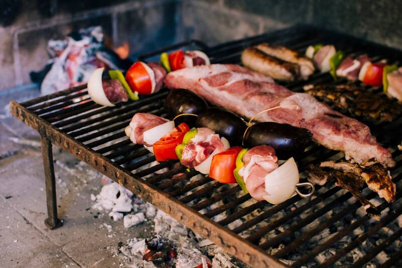 Aquí tienen una receta de un anticucho típico chileno.