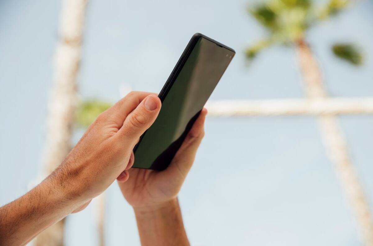 ¿Llevarás tu celular a las fondas?: Consejos para protegerlo y qué hacer si lo pierdes