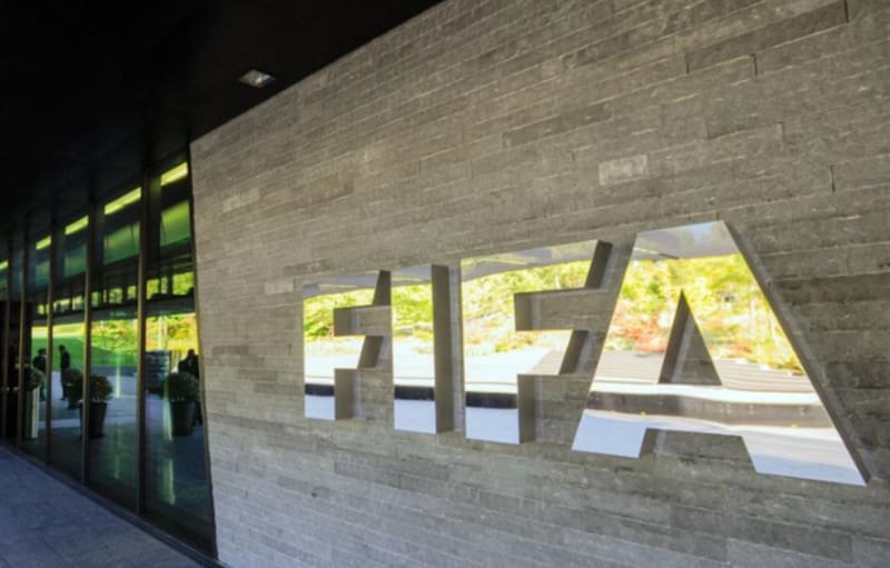 frontis del edificio del máximo órgano del fútbol mundial.
