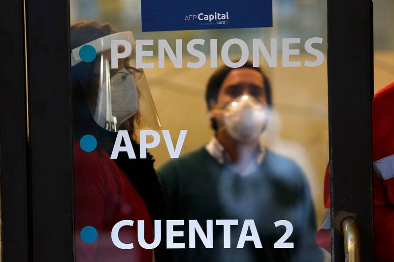Santiago, 30 de julio 2020
Filas en AFP Capital para solicitudes de retiro fondos de las AFP
Marcelo Hernandez/Aton Chile