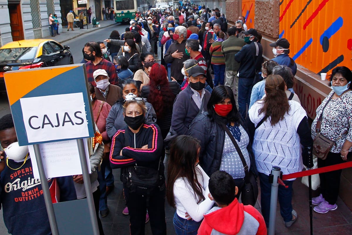 Valparaiso, 20 de abril de 2020
Filas para acceder a servicios en Banco Estado, entre otros, el pago presencial (para quienes no tengan Cuenta RUT ) del ÇBono Covid-19
Sebastian Cisternas/ Aton Chile