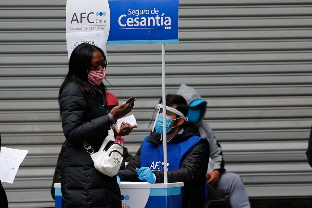 Santiago 29 Mayo 2020
Cientos de personas sin empleo hacen tramites en las oficinas de AFC. El desempleo a aumentado por la pandemia de coronavirus.
Marcelo Hernandez/Aton Chile