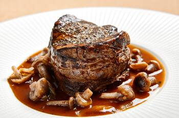 Receta de filete mignon en salsa de champiñones: un plato sofisticado y sabroso para tu cena de Año Nuevo