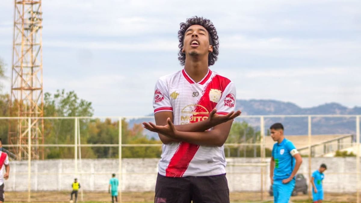 “Mis papás no querían que me fuera, pero ahora estudio para la PAES por si acaso; estoy 100% enfocado en el fútbol”