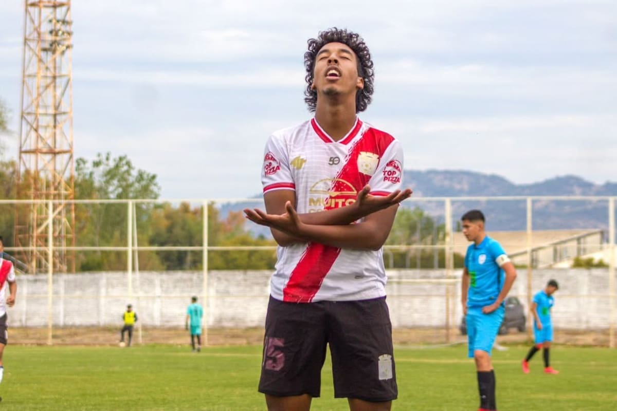 Actual jugador de Deportes Linares en su paso por Curicó Unido. Foto: Instagram Fils Nsengiyumva.