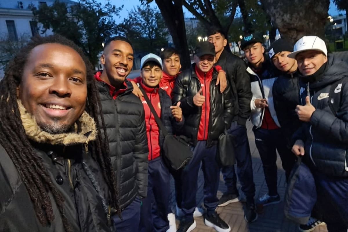 Jugador de Deportes Linares junto a su padre y amigos. Foto: Instagram Fils Nsengiyumva.