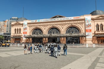 Entradas gratis y actividades para toda la familia: Así arrancó la FILSA 2025 en Estación Mapocho
