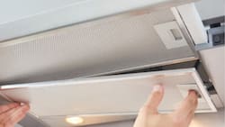 “Lo vamos a hacer sin químicos”: Influencer española enseña la forma correcta de limpiar los filtros de la campana