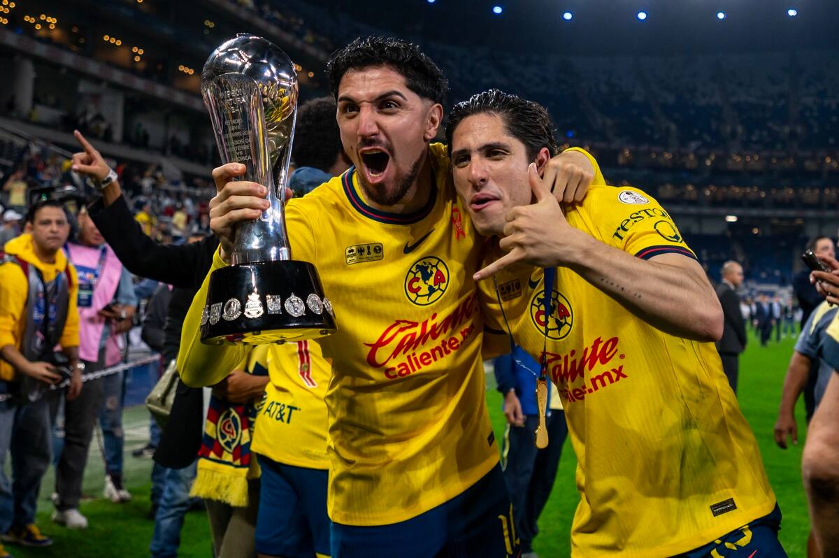 Diego Valdés celebra su tercer título consecutivo con el América. El chileno no tuvo minutos en la final de vuelta.