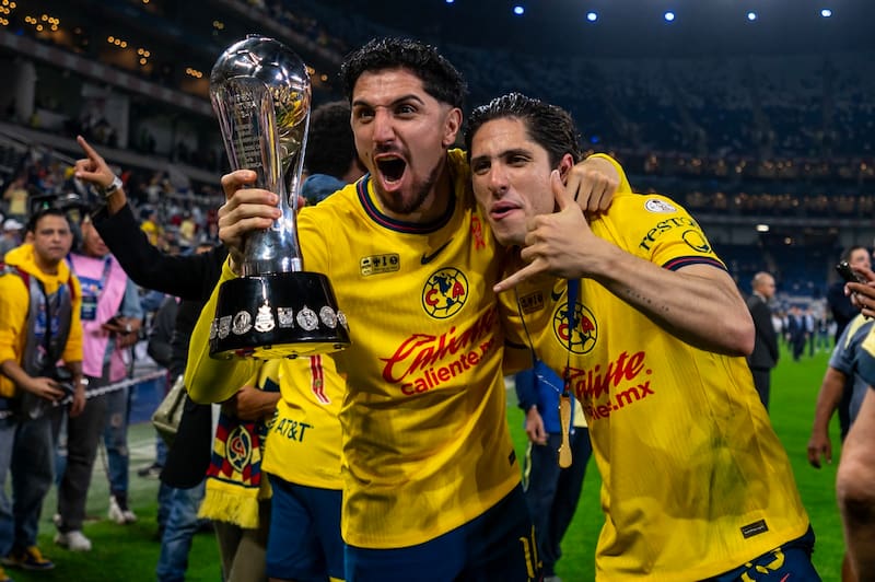 Diego Valdés celebrando su tercer título consecutivo con el América, aunque en aquella ocasión no tuvo minutos en la final de vuelta.
