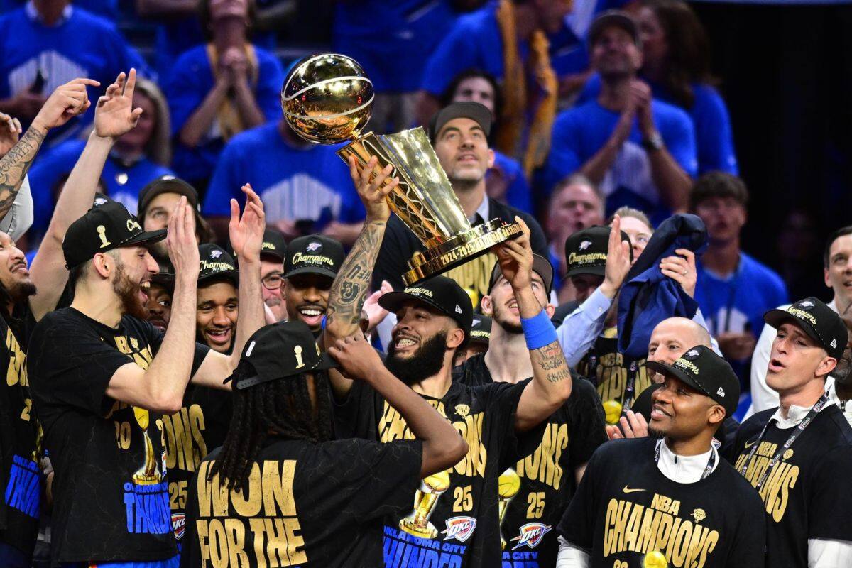 Jugadores de Oklahoma Thunder alzan el trofeo Larry O'Brien, que corona al campeón del básquetbol estadounidense. Foto: EFE.
