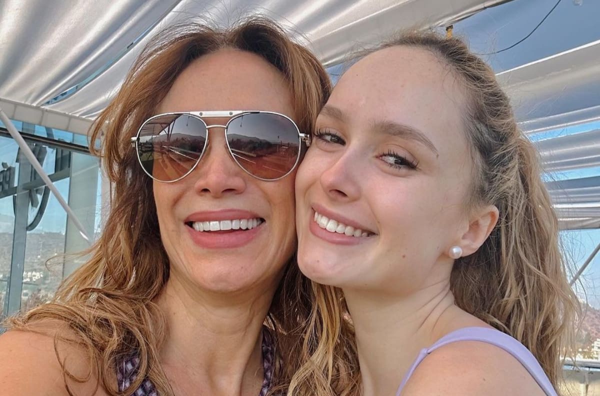 “Él es genial”: Fiona Jaederlund, hija de Alejandra Fosalba, habla de su pololo, la medicina y el modelaje