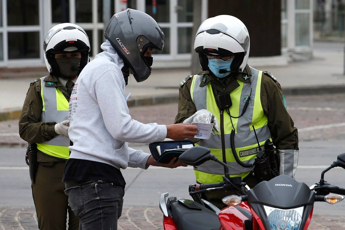 Vina del Mar, 19 de septiembre de 2020
Personal de Carabineros realiza fiscalizaciones durante las fiestas patrias en el sector de Avenida San Martin.
Sebastian Cisternas/Aton Chile