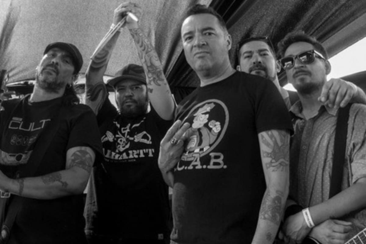 Álvaro España, vocalista de los emblemas del punk chileno, recordó una banda de culto que tocó en nuestro país.