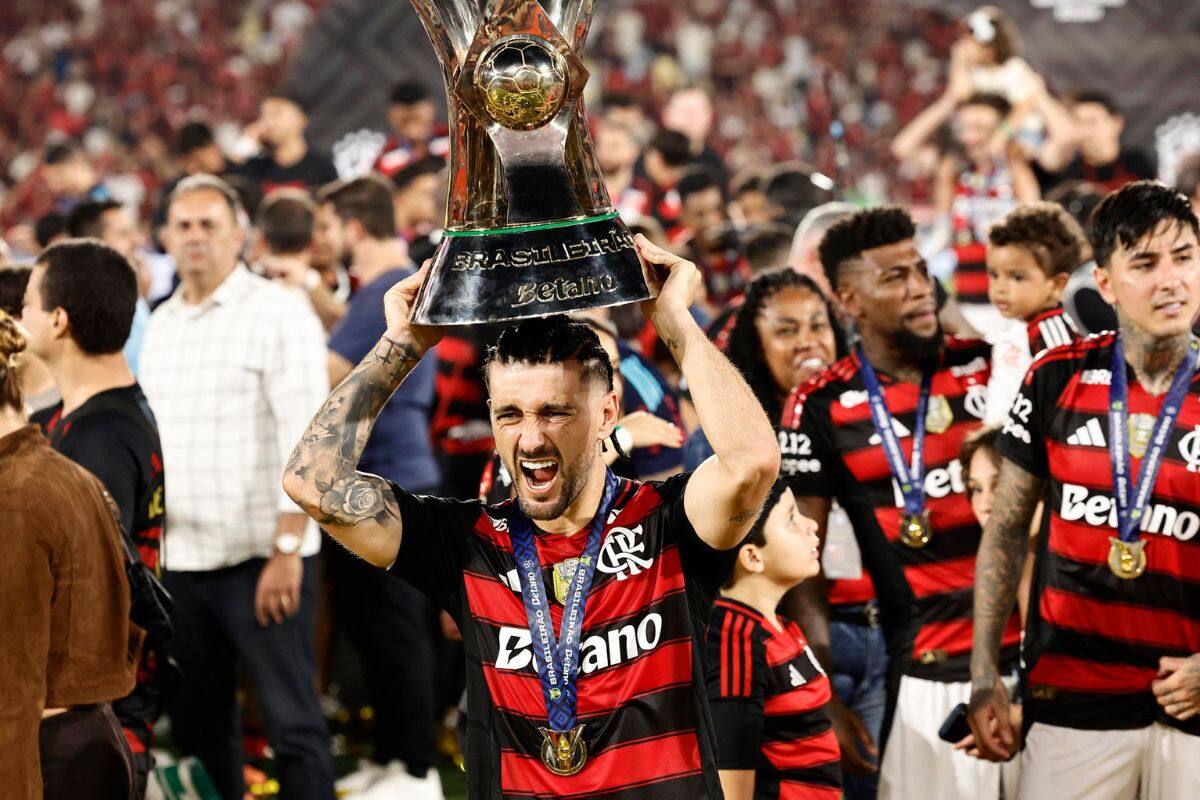 Erick Pulgar en los festejos del Más Querido por el título del Brasileirao. Foto: EFE.