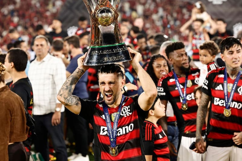 Erick Pulgar en los festejos del Más Querido por el título del Brasileirao. Foto: EFE.