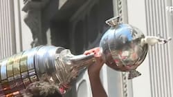 A Flamengo se le rompió la Copa Libertadores y no encontraron nada mejor que ¡pegarla con Scotch!