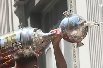 A Flamengo se le rompió la Copa Libertadores y no encontraron nada mejor que ¡pegarla con Scotch!