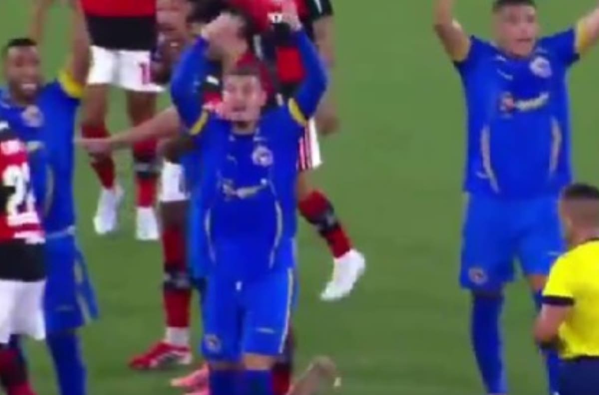 VIDEO | Impactante: jugador se desploma y convulsiona en pleno partido contra Flamengo