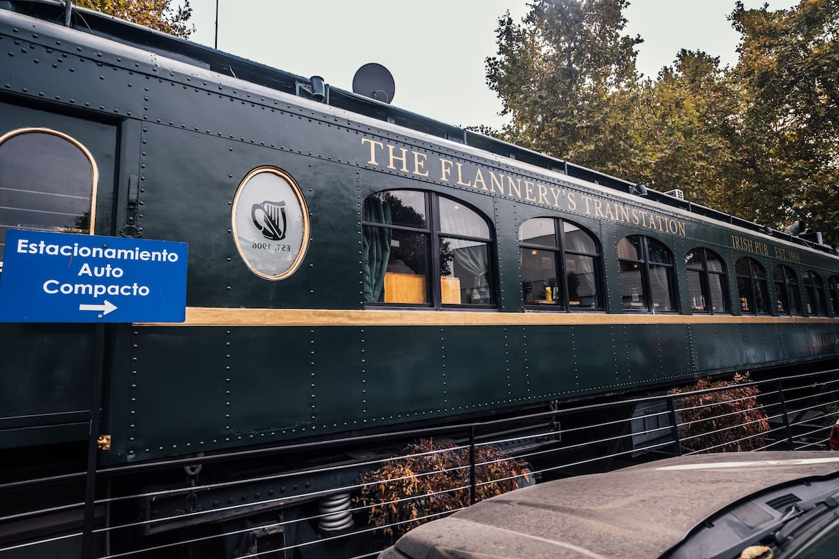 El lugar invita a que los clientes aborden el tren y elijan la mesa en que serán atendidos. Foto: Flannery’s