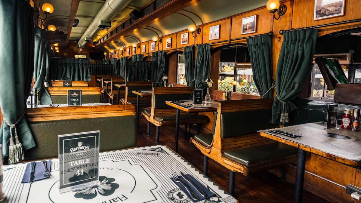 El nuevo refugio irlandés que aterriza en la Región Metropolitana: Ofrece cerveza artesanal, música en vivo y atiende en un vagón de tren real