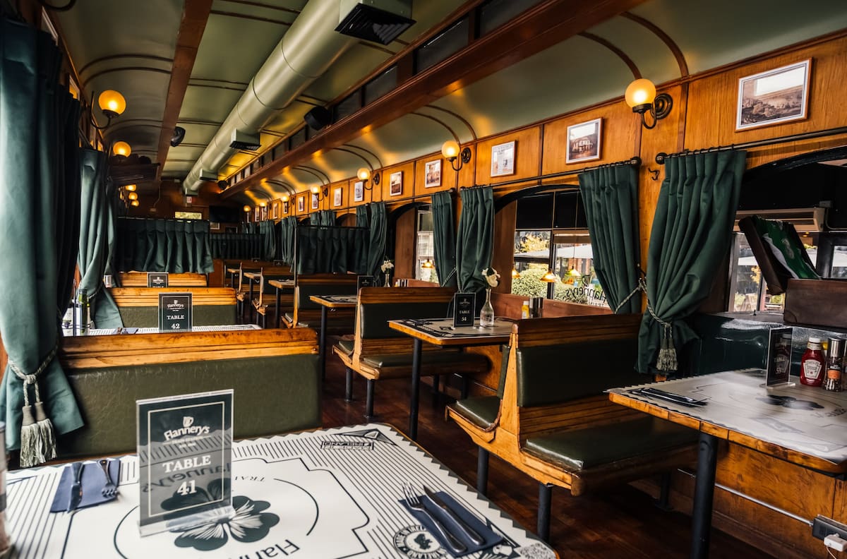 El nuevo refugio irlandés que aterrizó en la Región Metropolitana: Ofrece cerveza artesanal, música en vivo y atiende en un vagón de tren real