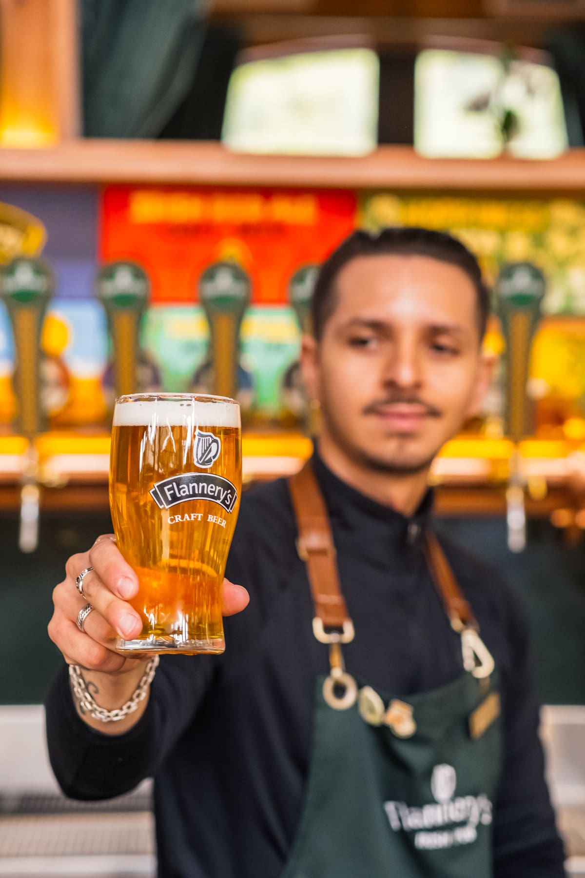 El recinto cuenta con una cerveza artesanal que fue premiada como una de las mejores del mundo. Foto: Flannery's.