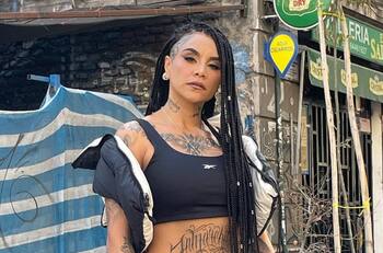 En la cabeza: Flor de Rap muestra su peculiar nuevo tatuaje