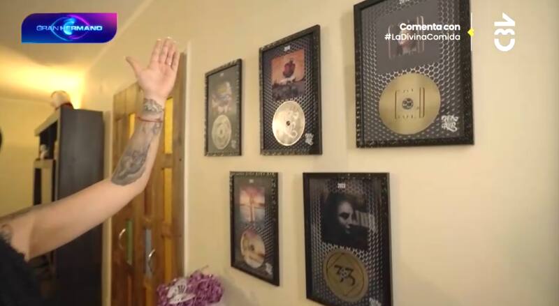 Flor de Rap mostró los premios que ha recibido por su música.