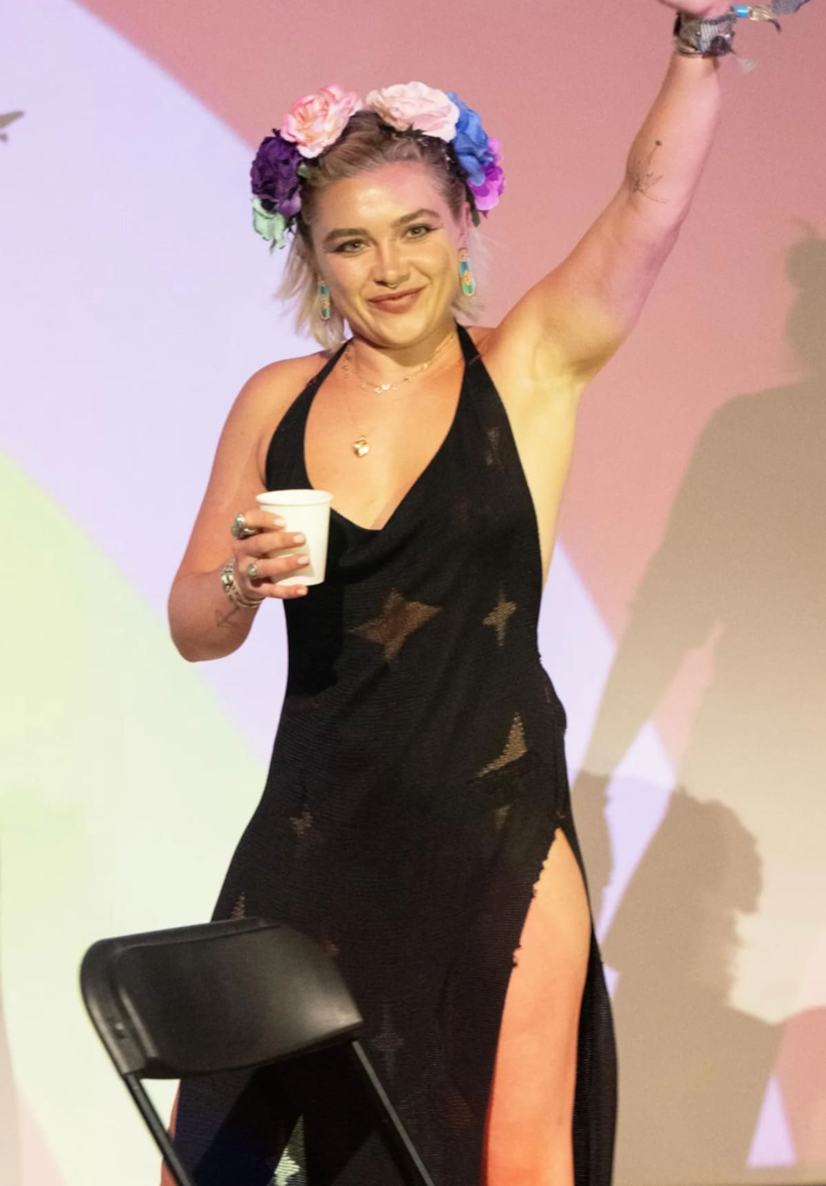 Florence Pugh. La actriz no se complicó y usó un clásico vestido negro con una sensual abertura. La corona de flores en su cabeza destacó.