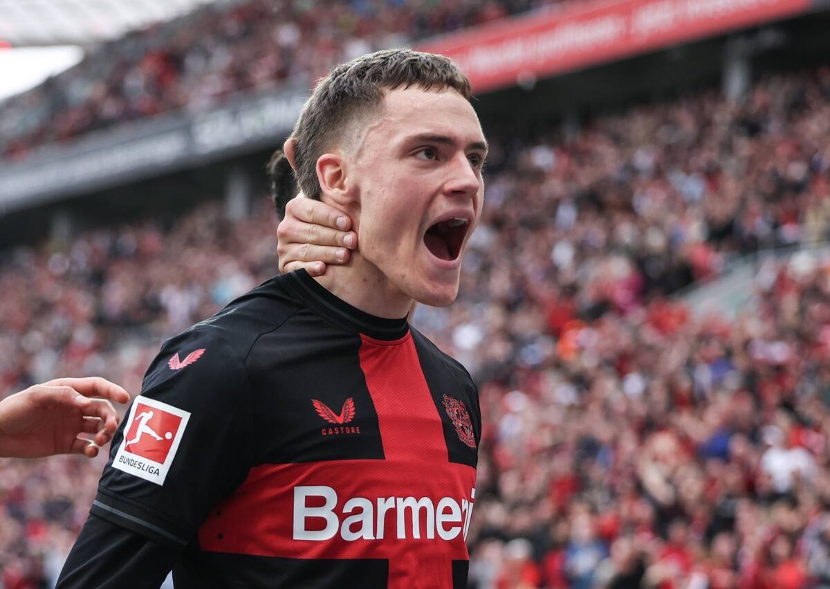 vistiendo la camiseta del Bayer Leverkusen.