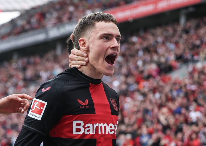 vistiendo la camiseta del Bayer Leverkusen.