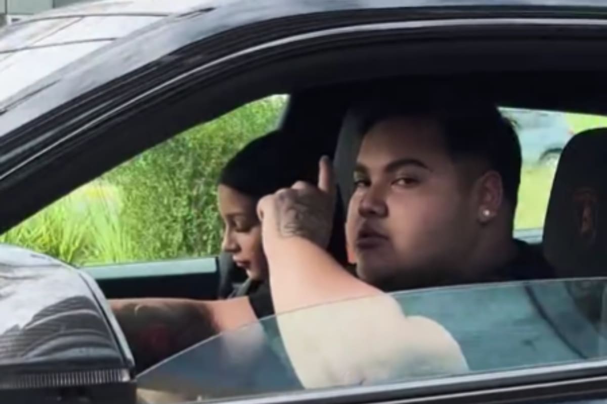 El artista urbano lució su coche de lujo por redes sociales.