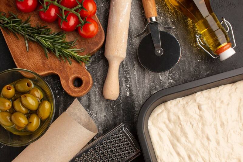 Si bien toma tiempo prepararla, la focaccia es uno de los panes más exquisitos de la gastronomía internacional.