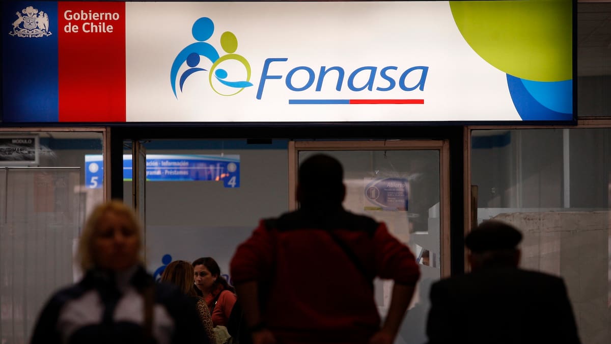 Fonasa llama a evitar estafas: este es el único número desde el que envía mensajes por WhatsApp