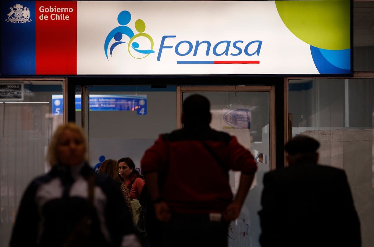Fonasa llama a evitar estafas: este es el único número desde el que envía mensajes por WhatsApp