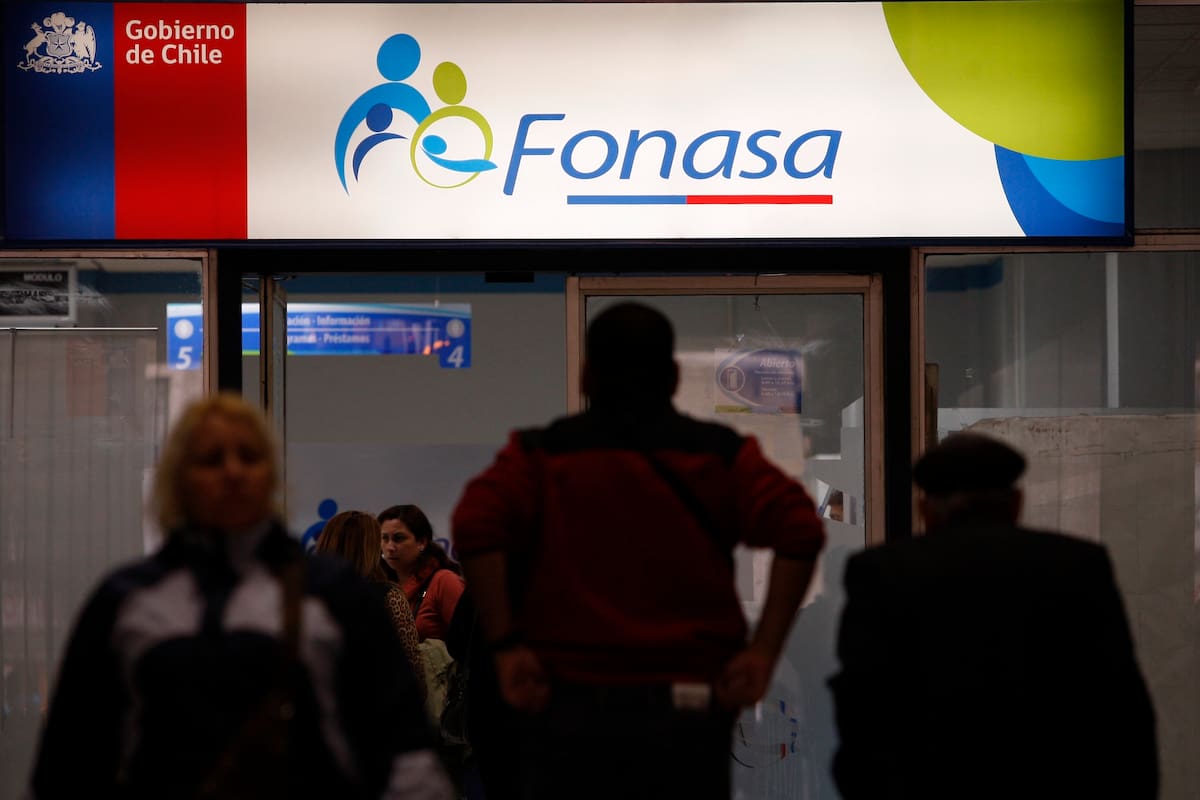 El organismo se está comunicando a través de WhatsApp con personas que se encuentran en lista de espera GES. Foto: Aton