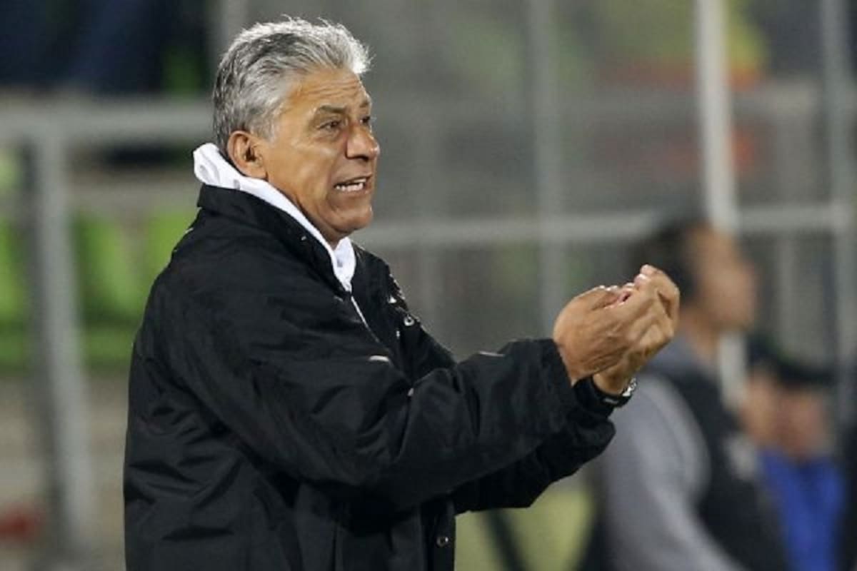 Futbol, Iquique v Universidad de Chile.
Quinta fecha, Campeonato de Apertura 2014/15.
El entrenador de Iquique Hector Pinto toma da instrucciones a sus jugadores durante el partido de primera division contra Universidad de Chile disputado en el estadio Elias Figueroa de Valparaiso, Chile.
15/08/2014
Andres Pina/Photosport************
Football, Iquique v Universidad de Chile.
Fifth date, Aperture Championship 2014/15
The Iquique's manager Hector Pinto instructs his players during the first division football match against Universidad de Chile held at the Elias Figueroa stadium in Valparaiso, Chile.
15/08/2014
Andres Pina/Photosport