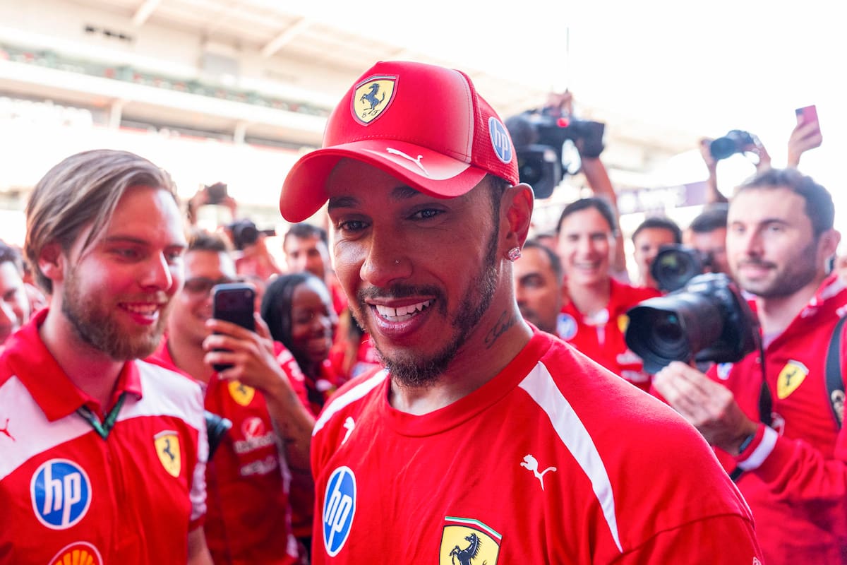El piloto inglés del equipo Ferrari, Lewis Hamilton, celebra con su equipo su victoria tras imponerse en el Gran Premio de Barcelona. Foto: EFE.