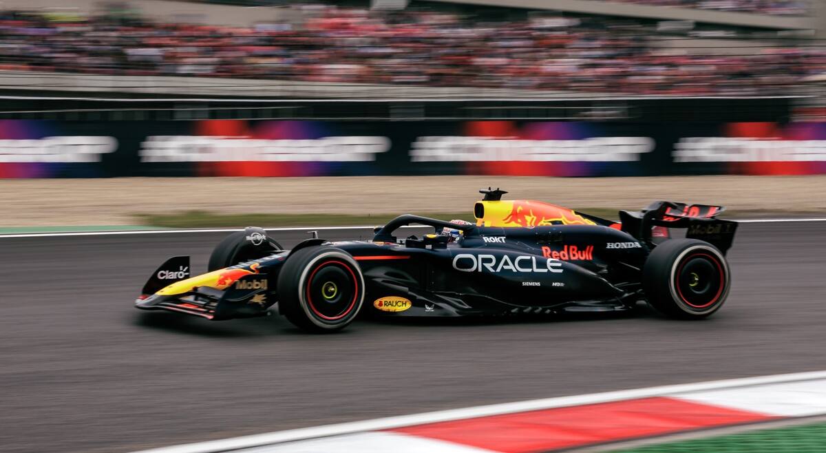 Max Verstappen disputando el GP de China por el equipo Red Bull.