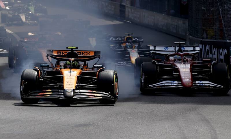 Lando Norris perseguido por Leclerc y Piastri. Así fue todo el Gran Premio de Mónaco. EFE