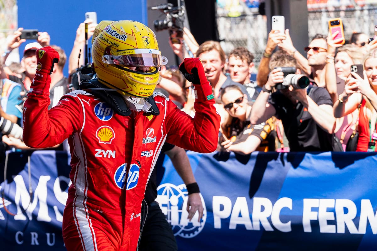 El piloto inglés del equipo Ferrari, Lewis Hamilton, celebra con su equipo su victoria tras imponerse en el Gran Premio de Barcelona. Foto: EFE.