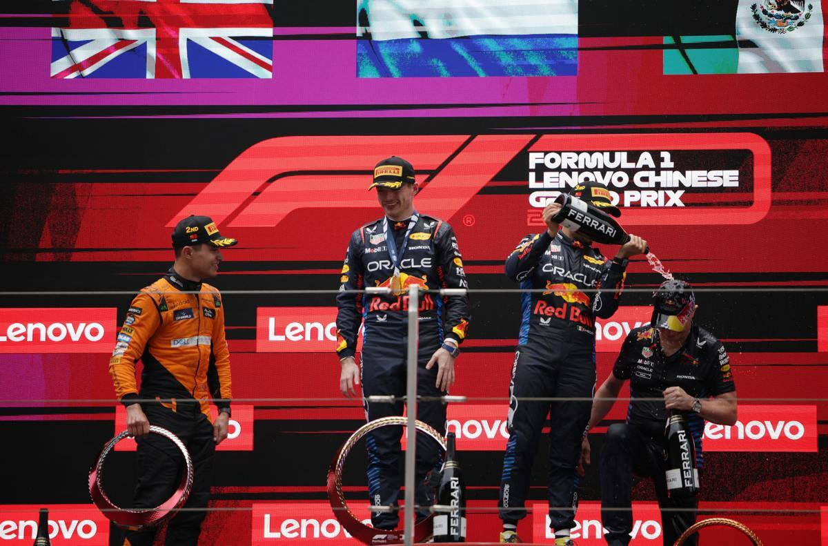 El podio del Gran Premio de China, con Max Verstappen, Lando Norris y Sergio Pérez