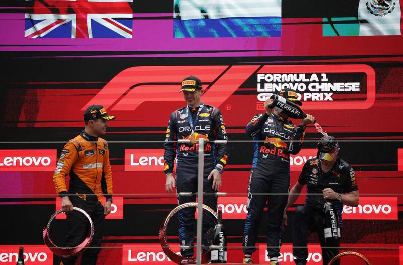 El podio del Gran Premio de China, con Max Verstappen, Lando Norris y Sergio Pérez